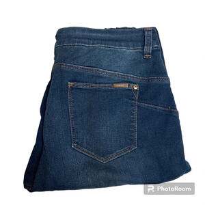 Chico size 1.5R dark wash So Lifting Straight Leg